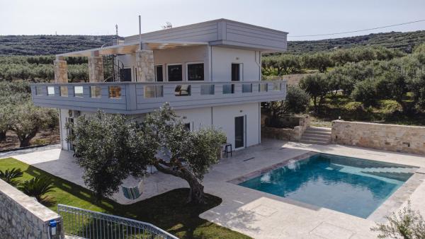 A la foto es mostra l'objecte Villa Avelios situat a la ciutat de Karefilianá.