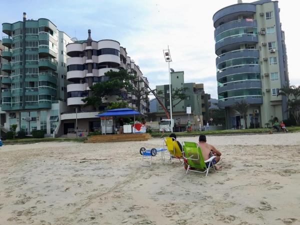 A la foto es mostra l'objecte Prédio frente mar apto frente p montanhas a 20m PRAIA 8 pessoas situat a la ciutat de Itapema.