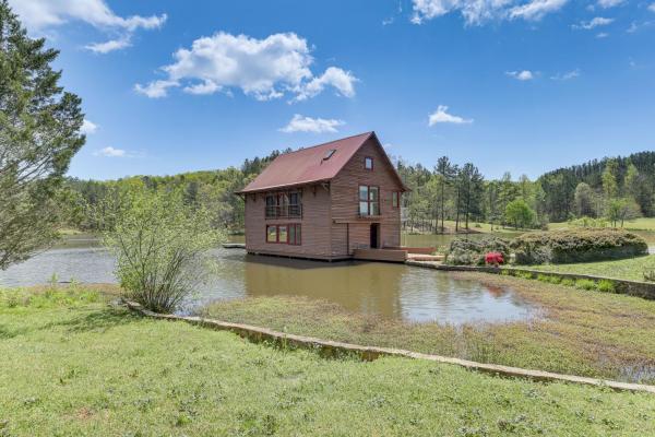 На фото показан объект 2 Docks and Paddleboard Lakefront Alabama Retreat!, расположенный в городе Moody.
