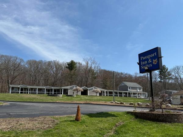 A la foto es mostra l'objecte Passport Inn & Suites situat a la ciutat de Willington Hill.