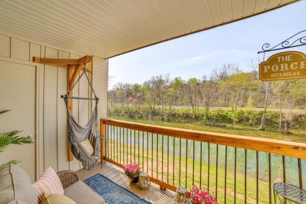 A la foto es mostra l'objecte Walk to Branson Landing Condo with Resort Amenities situat a la ciutat de Branson.