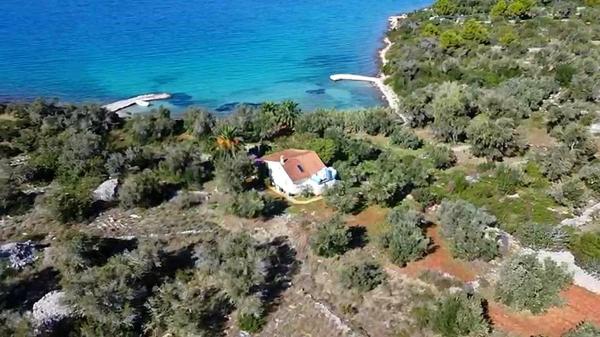 На фото показан объект Secluded fisherman's cottage Krknata, Dugi otok - 397, расположенный в городе Žman.