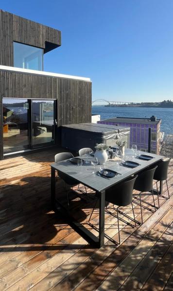 På bildet vises objektet Seaside Villa with outdoor Jacuzzi som ligger i byen Avaldsnes.