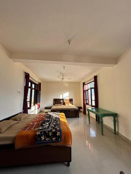På billedet ses objektet dhauladhar view homestay beliggende i byen Minkiānī.
