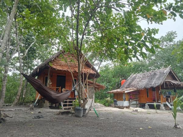 Nella foto è visibile l'oggetto bosulusurfcampmentawai situato nella città di Malakopa.