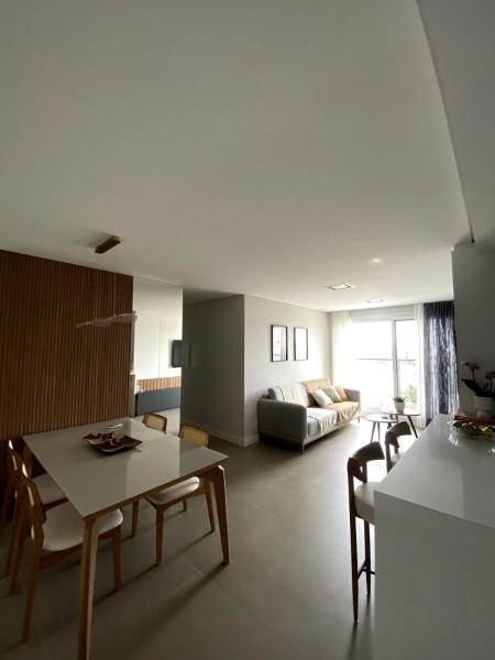 På billedet ses objektet Apartamento moderno com 2 quartos, a 800m da praia Jurerê Internacional beliggende i byen Florianópolis.