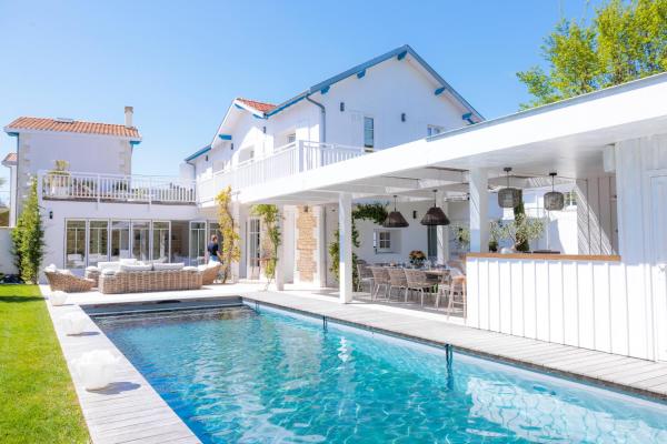 A la foto es mostra l'objecte Villa Les Peupliers avec piscine privée et sauna situat a la ciutat de Royan.