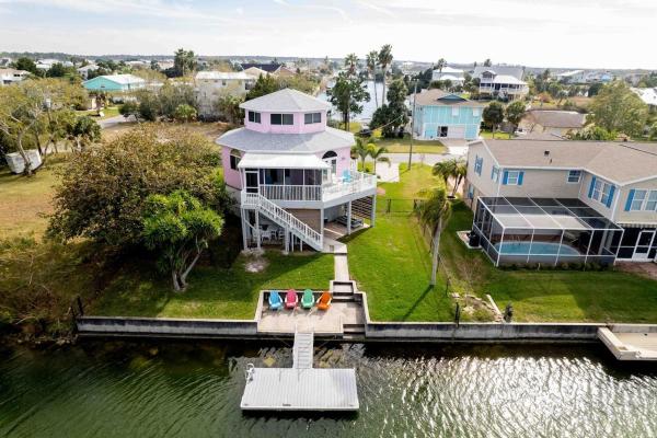 På bildet vises objektet Barbies Dream House kayaks,paddleboard,fenced yard som ligger i byen Hernando Beach.