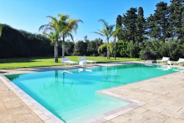 A la foto es mostra l'objecte Villa Luna con piscina situat a la ciutat de Borgagne.