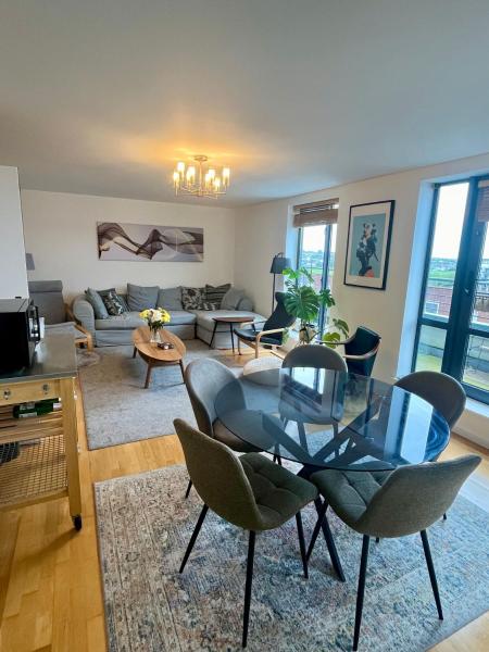 Na fotografii je vidět objekt Entire Home in Exclusive Dublin Neighborhood - Comfortably Sleeps Up to 6 Guest nacházející se ve městě Finglas.