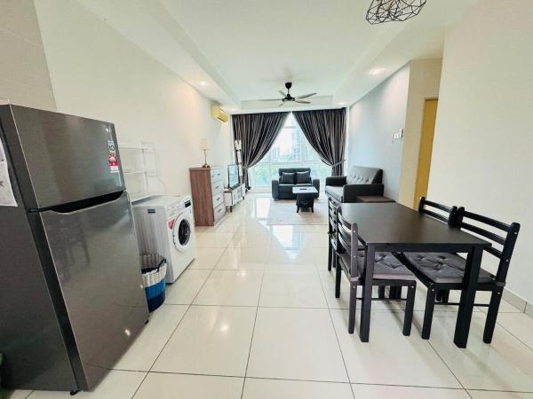 Bilde 1: Complete facility with MRT, KL and Pool view