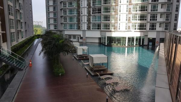 Bilde 2: Complete facility with MRT, KL and Pool view
