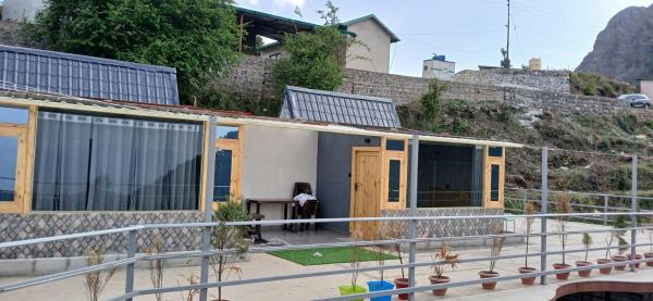 På billedet ses objektet Dhanolti Village Resort Dhanaulti beliggende i byen Dhanaulti.