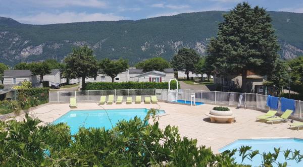 På billedet ses objektet Mobil-home à quelques mètres du lac d'Aiguebelette beliggende i byen Ayn.