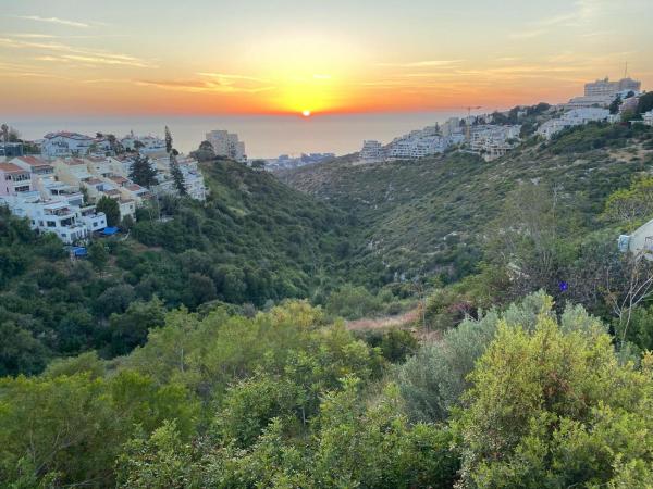 På bildet vises objektet חופשה שקטה בכרמל נוף לים, שקיעות וחניה חינם som ligger i byen Haifa.