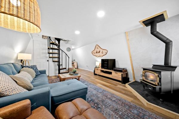 På billedet ses objektet Cozy Modern Remodeled A-Frame with Grills & Deck beliggende i byen Heber.