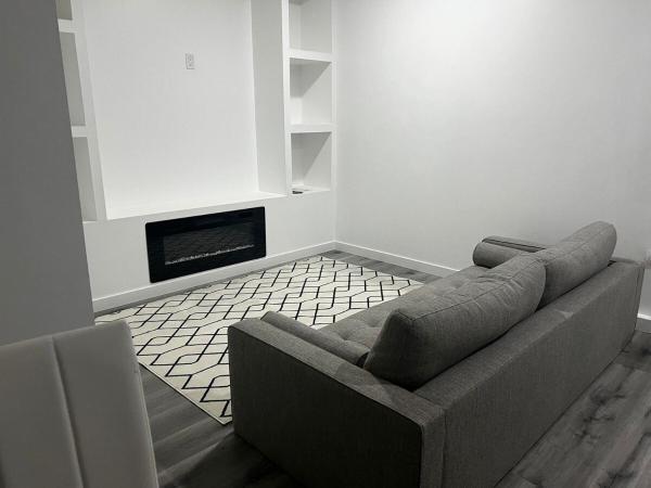 Na zdjęciu widoczny jest obiekt Basement in Keswick Edmonton położony w mieście Devon.