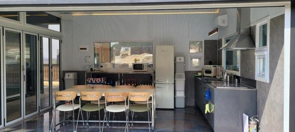 照片显示了位于Saech'aei市的Paju Espacio Cantabile物件。