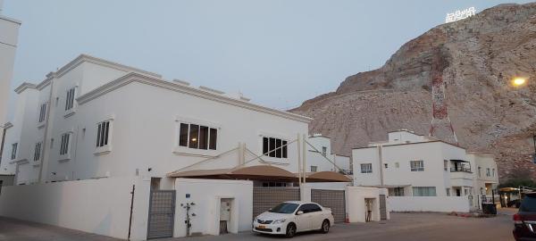 Na zdjęciu widoczny jest obiekt Gisoo Guesthouse położony w mieście Sayḩ adh Dhabi.