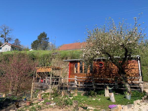 På billedet ses objektet Les roulottes de Moulin Rouge beliggende i byen Éclans.