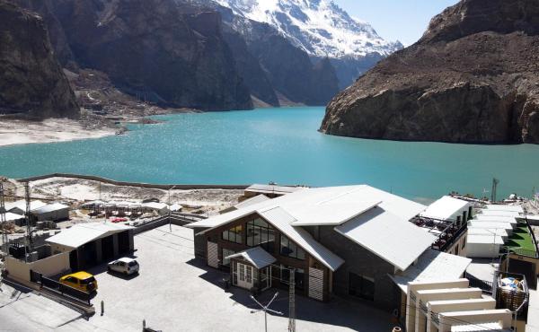 Auf dem Foto ist das Objekt Lodges By Baron Hunza Attabad Lake in der Stadt Sumaiyar zu sehen.