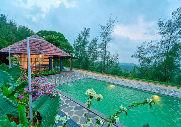 På billedet ses objektet Whispering Hills Pine Malhar Pool & Tent Attappadi by VOYE HOMES beliggende i byen Attappādi.