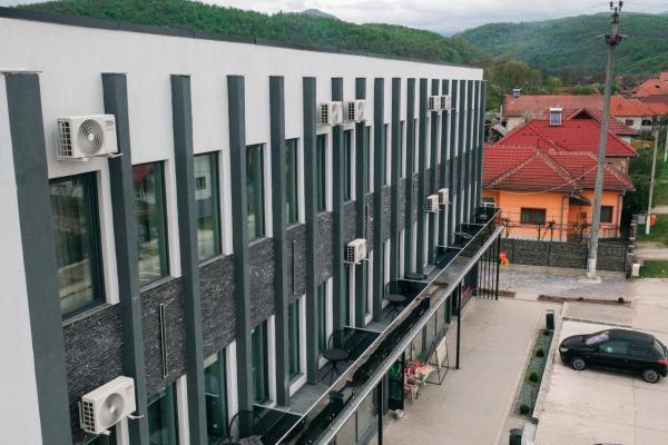 På billedet ses objektet TisArt Hotel beliggende i byen Peştişani.