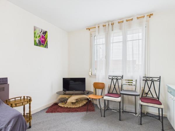 写真にはMarigny-le-Châtel市にあるMaison CARPE DIEMが写っています。