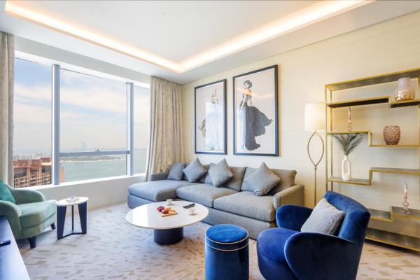 På billedet ses objektet Livbnb Suites - 1BR w/ Sea View in Palm Tower beliggende i byen Dubai.