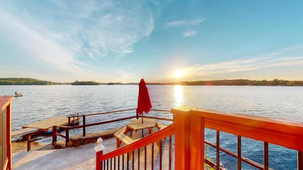 Na fotografii je vidět objekt Cozy Lakefront Cottage nacházející se ve městě Coe Hill.