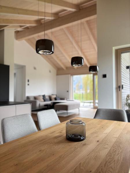 Auf dem Foto ist das Objekt Berglinien am Chiemsee I Exklusive Ferienwohnung mit bis zu 3 Schlafzimmern 2 Bädern und Alpenblick in der Stadt Übersee zu sehen.