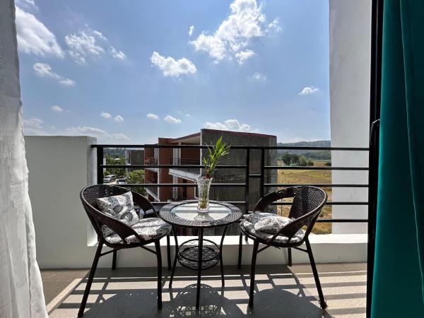 En la foto se muestra el objeto ELYU 3 Storey Staycation House near San Juan Beach ubicado en la ciudad de Bagolig.