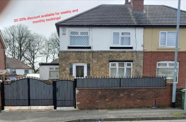 Modern 3 bedroom house, 3 Bathroom, secure parking, Wi-Fi & Garden, Leeds
