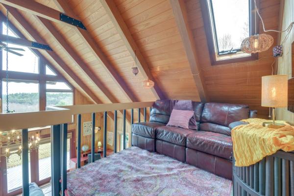 Zdjęcie 2: Deck, Mountain Views Colorful Retreat in Vernon!