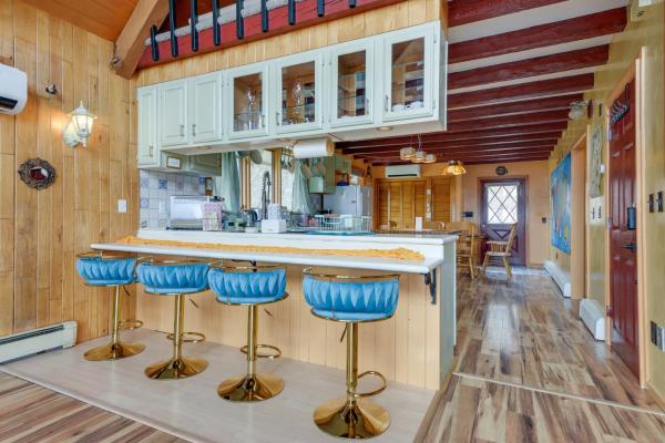 Zdjęcie 7: Deck, Mountain Views Colorful Retreat in Vernon!