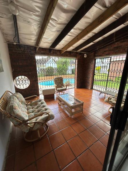 A la foto es mostra l'objecte Nethezeka guest house situat a la ciutat de Empangeni.