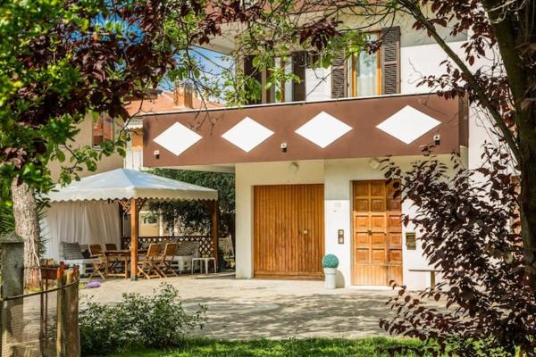 En la foto se muestra el objeto la casa di nonna piera ubicado en la ciudad de Marotta.