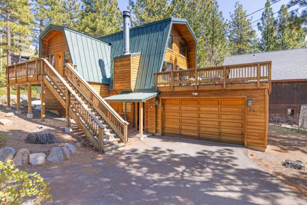 A la foto es mostra l'objecte Spacious 5BDR Lake View Home w Hot Tub Close to Slopes Town Beach situat a la ciutat de Dollar Point.