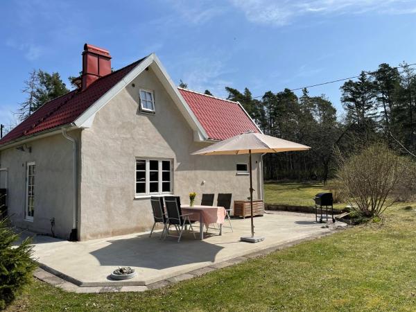 Na fotografii je vidět objekt Avskilt nyrenoverat hus på stor naturtomt med närheten till både Visby och havet nacházející se ve městě Visby.