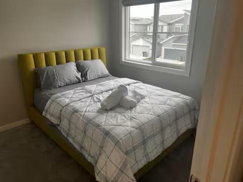 На фото показан объект Brand New Bedroom in Keswick A, расположенный в городе Эдмонтон.