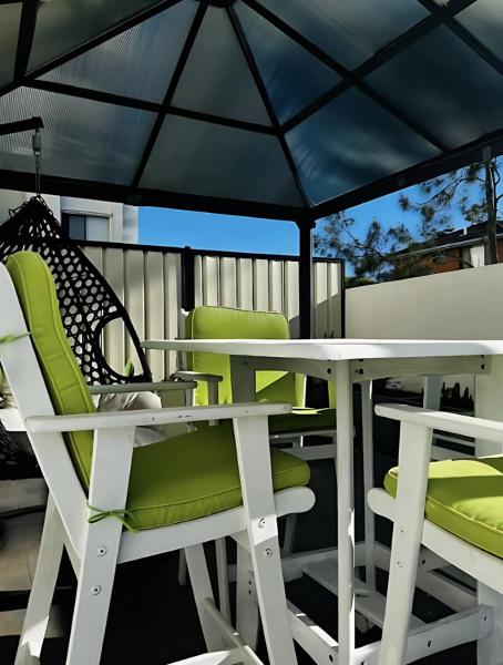 Kuvassa näkyy kohde 2BR 2BA Paramatta with Private Deck M26, joka sijaitsee kaupungissa Parramatta.