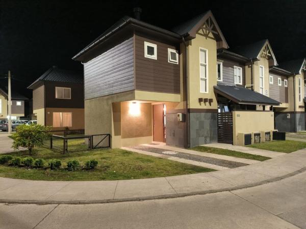 På billedet ses objektet Casa familiar condominio Pucón beliggende i byen Pucón.