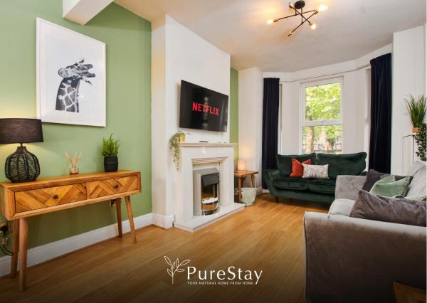 BIG Contractor House with 6 Beds & Free Parking by PureStay - 7 night min!, Manchester