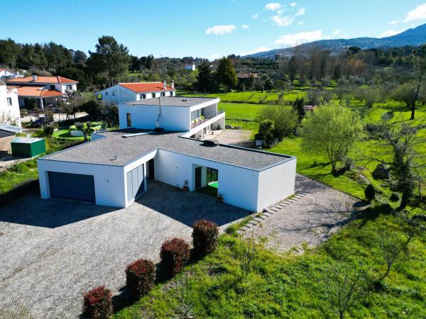 På bildet vises objektet Fabulous 5 BR hidden gem Serra da Estrela som ligger i byen Vinhó.