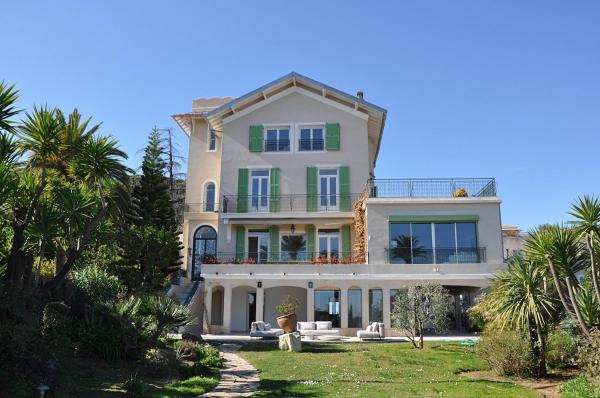 The photo shows the Luxury Villa Pool & Sea View located in the city of Nice.