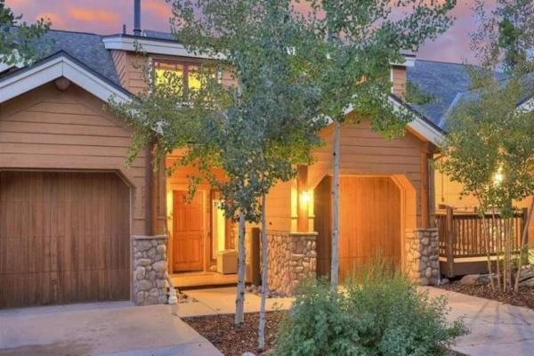 Na fotografii je vidět objekt Beautiful 4 Bedroom Townhome Near Snowflake Lift In Breckenridge nacházející se ve městě Blue River.