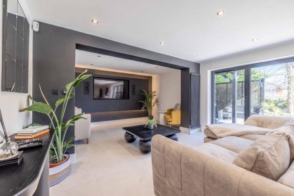 En la foto se muestra el objeto 5 Bed Home Near Windsor with Garden, Parking ubicado en la ciudad de Datchet.
