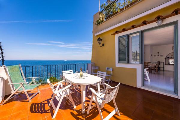 A la foto es mostra l'objecte Heavenly Terrace by NapoliApartments situat a la ciutat de Ischia.