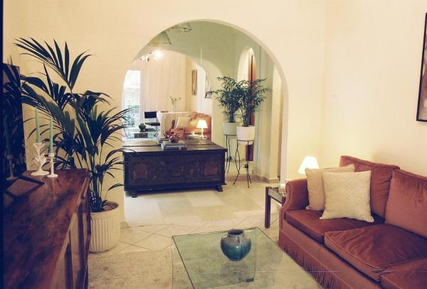 Newly Renovated Apartment in a Lush Green Neighborhood in Central Athens, Athènes