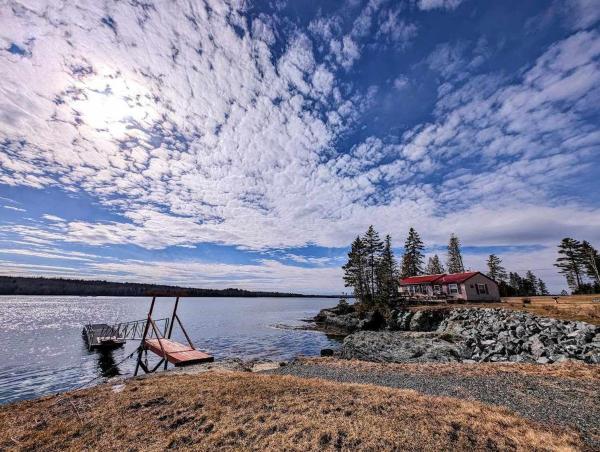 Na fotografii je vidět objekt Lobster Pound Beach House nacházející se ve městě Hancock.